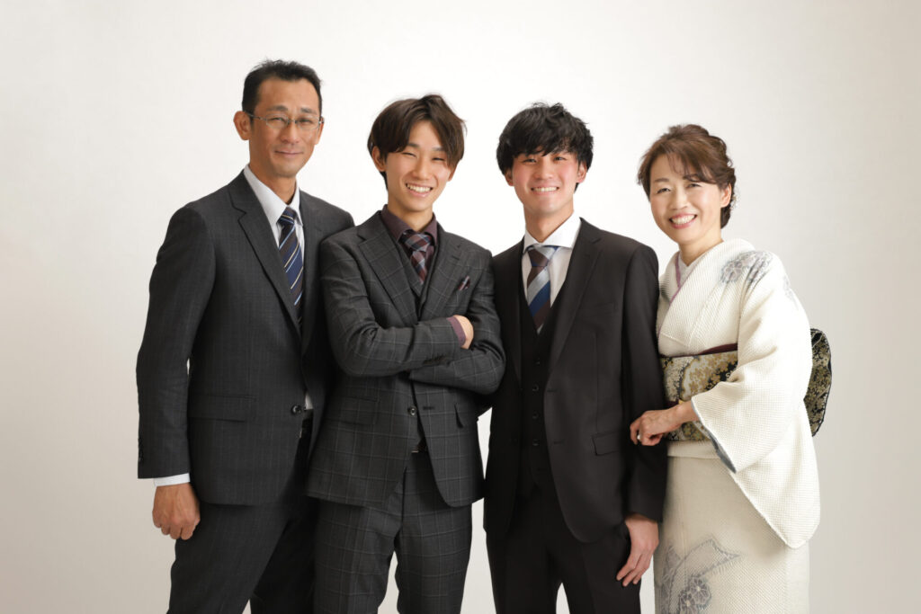 奈良_奈良市・橿原市・広陵町・京都府_木津川市の成人式_フォトスタジオワタナベ(渡辺写真館)_男性成人_スーツ_スタジオ撮影_写真_前撮り_後撮り_家族写真